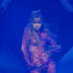 Lisa xuống phong độ tại Coachella tuần 2, loạt sự cố gây thót tim!
