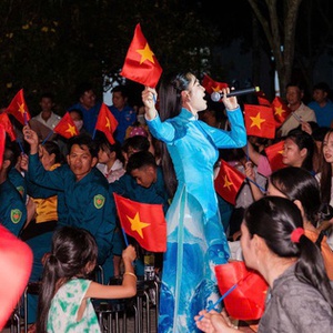 Bản nhạc hot nhất dạo này: Sôi sục tinh thần yêu nước, đạt 1,5 tỷ views và hàng trăm nghìn bạn trẻ lan tỏa "hoà bình đẹp lắm"!