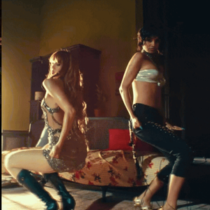 Lisa lại lộ “da thịt” nóng bỏng mắt, nhan sắc thăng hạng “chặt đẹp” IT girl thế hệ mới